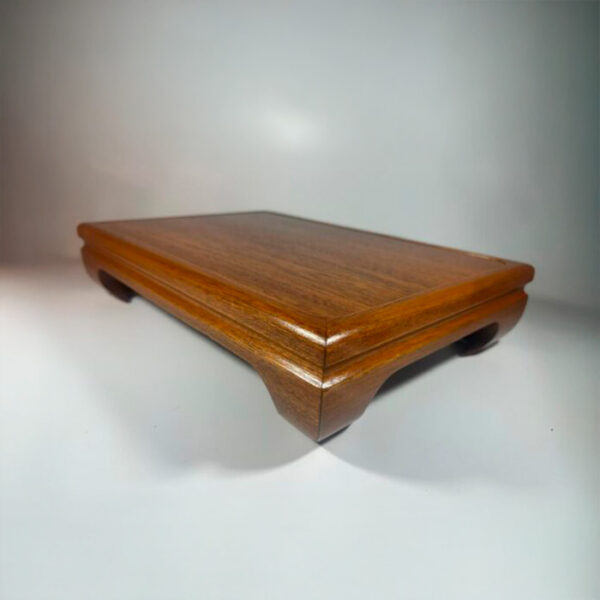 Mesa expositora de bonsai em Peroba do Campo grande